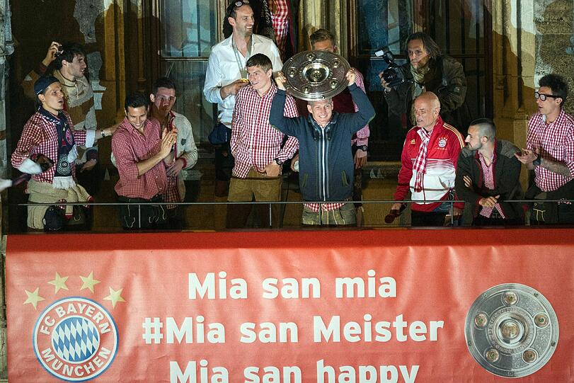 So sehen Sieger aus! Ausgelassen feiern die Bayern-Stars die früheste Meisterschaft der Geschichte. Die Bilder vom Marienplatz