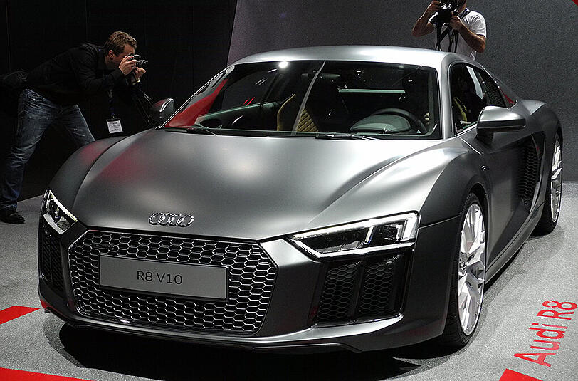 Enthüllt in Genf: die zweite Generation des Audi R8. Der Supersportwagen wird mit V10-Saugmotor ausgeliefert und kostet ab 165 000 Euro. Auch eine E-Version soll kommen.