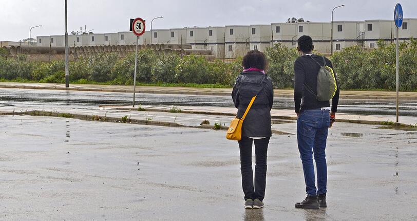 Fadumo Korn und Burhaan vor einer der Flüchtlingsunterkünfte auf Malta. Auch Burhaan war einige Zeit dort untergebracht.