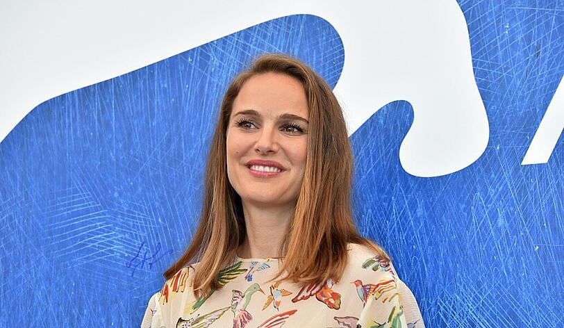 Natalie Portman spielt im Film die Mutter des Entführten. Angelina Jolie lehnte die Rolle aus Termingründen ab.