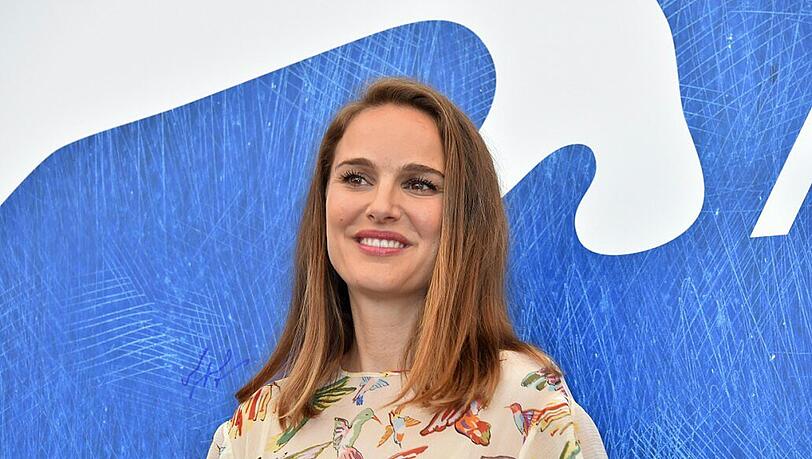Natalie Portman spielt im Film die Mutter des Entführten. Angelina Jolie lehnte die Rolle aus Termingründen ab.