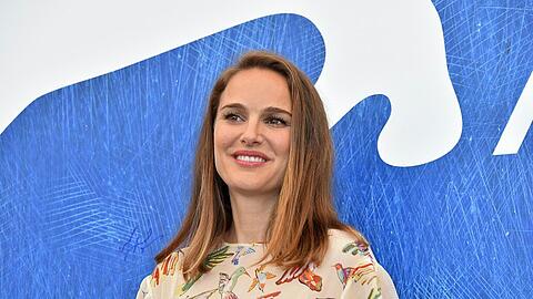 Natalie Portman spielt im Film die Mutter des Entführten. Angelina Jolie lehnte die Rolle aus Termingründen ab.