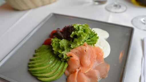 Avocado, Buffala e Salmone: Ein Gericht, in das man sich an heißen Sommertagen gerne reinlegen möchte. Avocado, Buffala e Salmone: Ein Gericht, in das man sich an heißen Sommertagen gerne reinlegen möchte.
