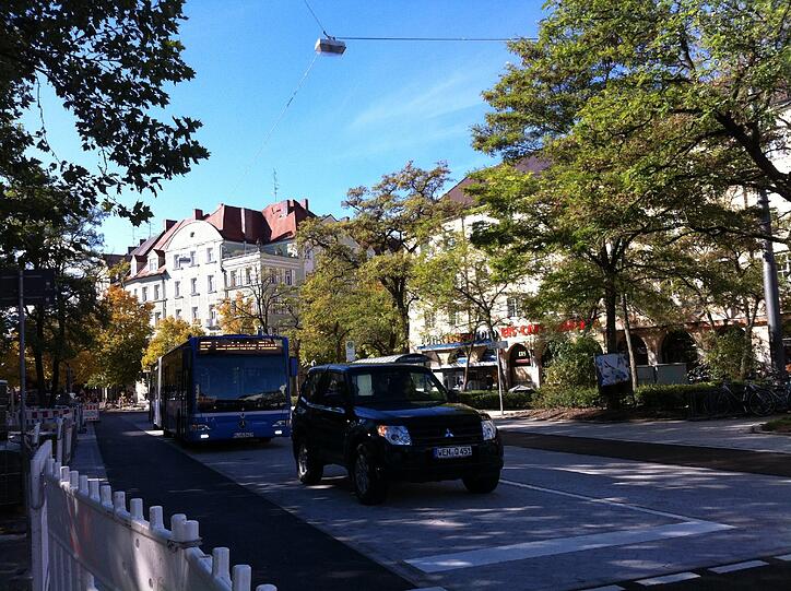 Seitlich ziehen sich noch Bauzäune, nicht nur am "Rotkreuzplatz", wie der Straßenabschnitt hier heißt, sondern...