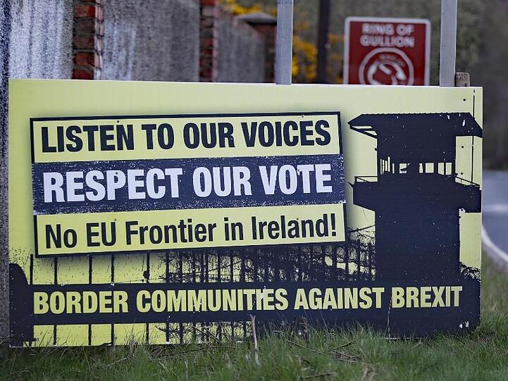 Protest in Irland: "Hört auf unsere Stimmen. Respektiert unsere Wahl. Keine EU-Grenze in Irland!".