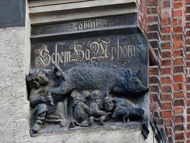 Die als "Judensau" bezeichnete mittelalterliche Schmähskulptur an der Stadtkirche Sankt Marien in Wittenberg.