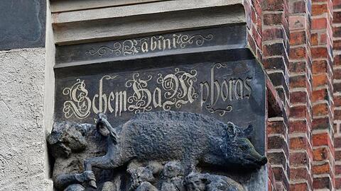 Die als "Judensau" bezeichnete mittelalterliche Schmähskulptur an der Stadtkirche Sankt Marien in Wittenberg.