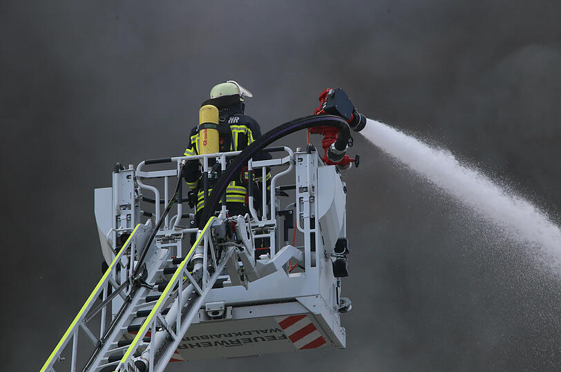Als die Einsatzkräfte der Feuerwehr eintrafen, griffen die Flammen des brennenden Anbaus schon auf das Wohnhaus mit einem Farben- und Lackhandel über.
