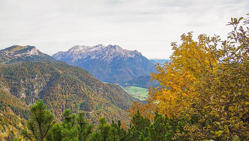 Der Blick auf die Steinplatte (links), dahinter die massiven Loferer Steinberge. Der Blick auf die Steinplatte (links), dahinter die massiven Loferer Steinberge.