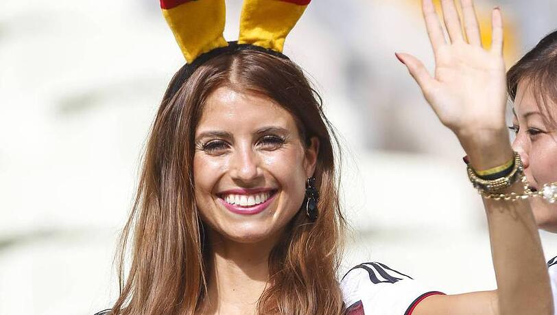 Cathy Fischer feuert ihren Freund Mats Hummels an Cathy Fischer feuert ihren Freund Mats Hummels an