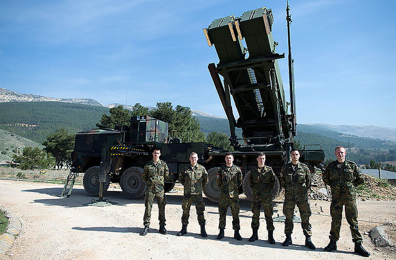 Deutsche Soldaten stehen im türkischen Kahramanmaras in der Türkei vor einer "Patriot"-Feuereinheit.