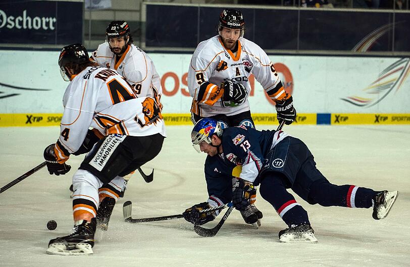 In der Mangel: Der EHC Rd Bull gegen Wolfsburg.