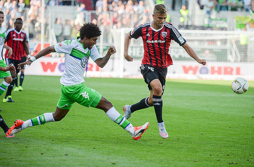 Der Ex-Bayern-Profi und Neu-Wolfsburger Dante im Duell mit dem Ingolstädter Lukas Hinterseer (rechts).