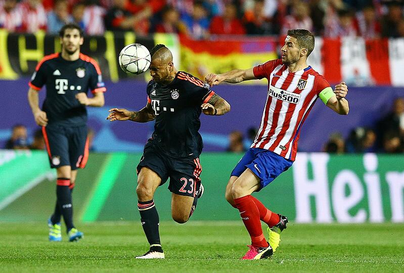 ARTURO VIDAL: NOTE 3.
Der Feldherr der Bayern. Ständig auf Temperatur, im Dauerfeuer der Zweikämpfe. Gewann viele Bälle, kurbelte das Spiel an. Noch offensiver und präsenter, beinahe zweite Sturmspitze, ackerte viel im und am Strafraum.