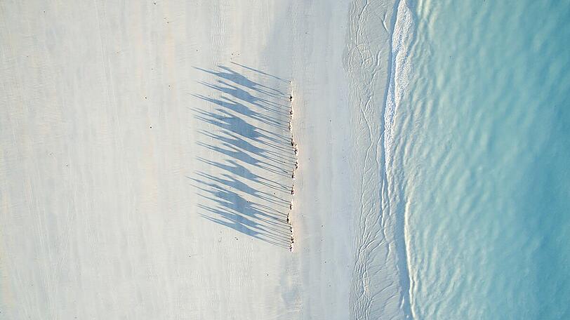 Kamelreiter am Cable Beach in Australien.