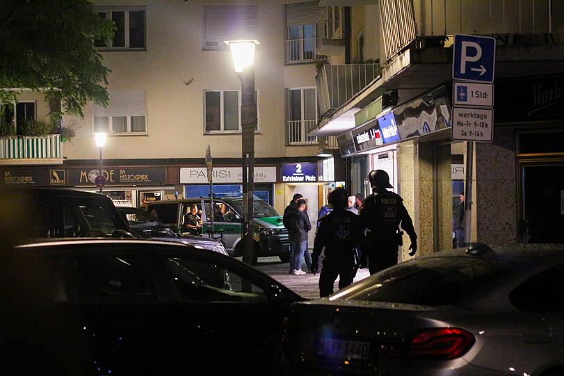 Ein verletzter Mann schrie auf der Straße um Hilfe, er blutete.