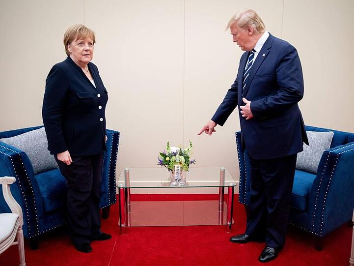 Bundeskanzlerin Merkel und US-Präsident Trump kommen in Portsmouth zu einem kurzen Gespräch zusammen.
