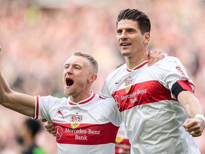 Stuttgarts Mario Gomez (r) freut sich mit Mannschaftskamerad Andreas Beck nach dem Tor zum 1:0.