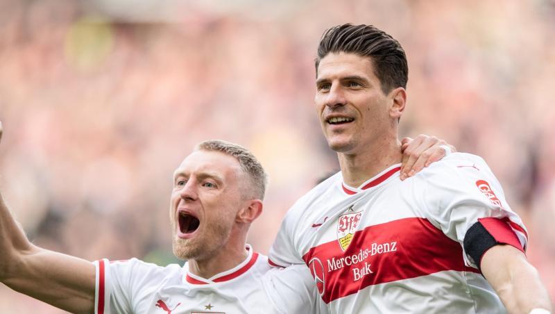 Stuttgarts Mario Gomez (r) freut sich mit Mannschaftskamerad Andreas Beck nach dem Tor zum 1:0. Stuttgarts Mario Gomez (r) freut sich mit Mannschaftskamerad Andreas Beck nach dem Tor zum 1:0.