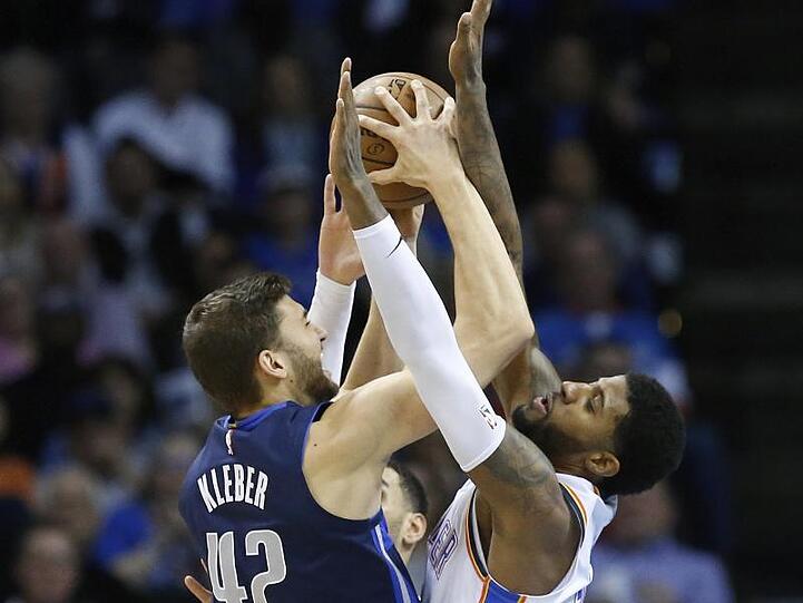 Maximilian Kleber (l) kommt nicht gegen Paul George durch.