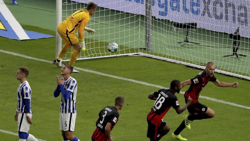 Während die Berliner enttäuscht sind, jubeln die Frankfurter nach dem Treffer von Bas Dost (r).