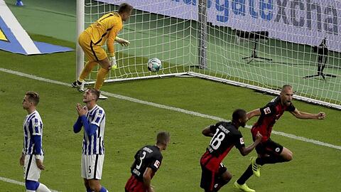 Während die Berliner enttäuscht sind, jubeln die Frankfurter nach dem Treffer von Bas Dost (r).