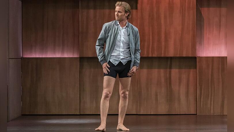 Nico Rosberg probiert eine umstrittene Boxershorts.