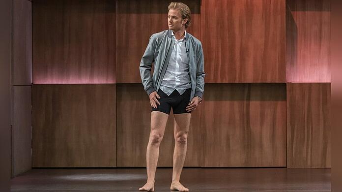 Nico Rosberg probiert eine umstrittene Boxershorts.