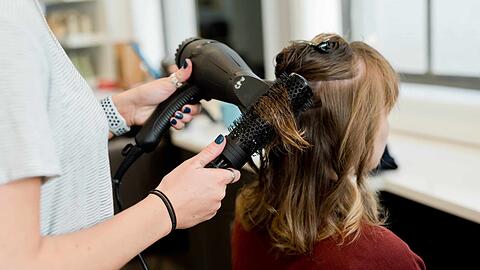 Stressfreier Friseurbesuch nach einer Online-Terminbuchung.