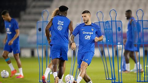 Lucas Hernandez (vorne) spielt beim Training den Ball.