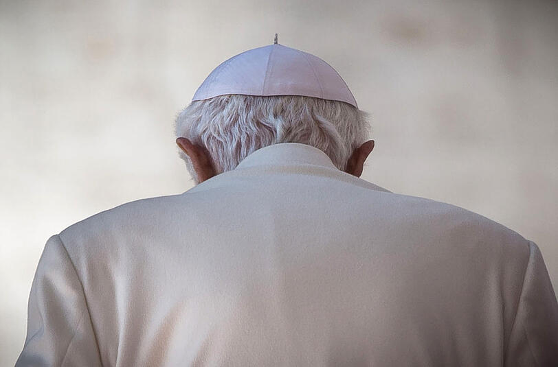 Letzte Generalaudienz: Der damalige Papst Benedikt XVI. geht auf dem Petersplatz vom Podium. Tausende Gläubige hatten sich Ende Februar 2013 vor dem Petersdom versammelt, um den Pontifex zu verabschieden.
