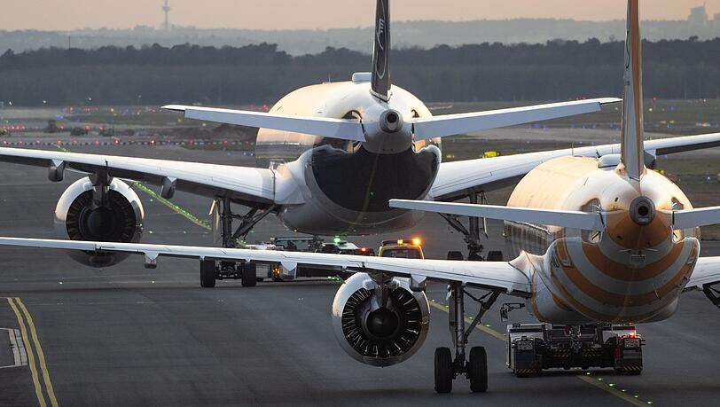 Lufthansa und Condor konkurrieren am Frankfurter Flughafen.