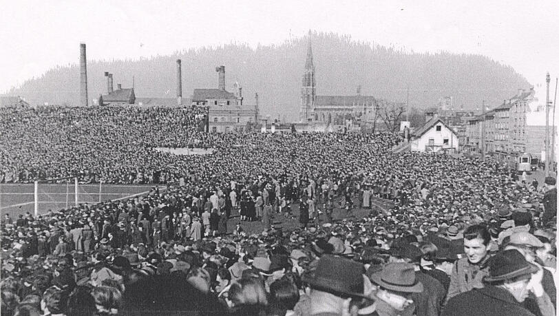 Auch auf der Aschebahn dr&auml;ngen sich beim Rekordspiel der L&ouml;wen 1948 gegen den 1. FC N&uuml;rnberg die Fans. 58.000 Eintrittkskarten sind verkauft worden.