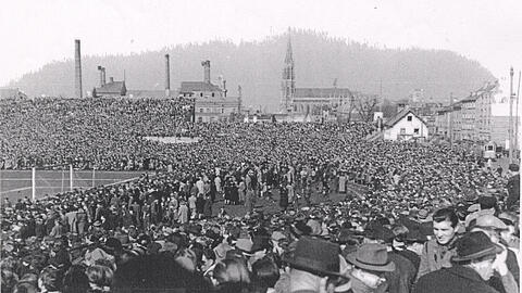 Auch auf der Aschebahn dr&auml;ngen sich beim Rekordspiel der L&ouml;wen 1948 gegen den 1. FC N&uuml;rnberg die Fans. 58.000 Eintrittkskarten sind verkauft worden.