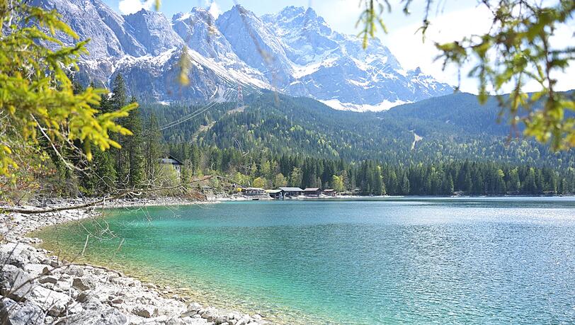 Die Gipfel des Wettersteingebirges bei Garmisch-Partenkirchen sind noch verschneit, doch in den T&auml;lern wird es bis Freitag zunehmend w&auml;rmer.