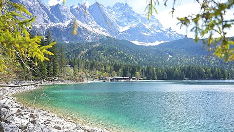 Die Gipfel des Wettersteingebirges bei Garmisch-Partenkirchen sind noch verschneit, doch in den T&auml;lern wird es bis Freitag zunehmend w&auml;rmer.