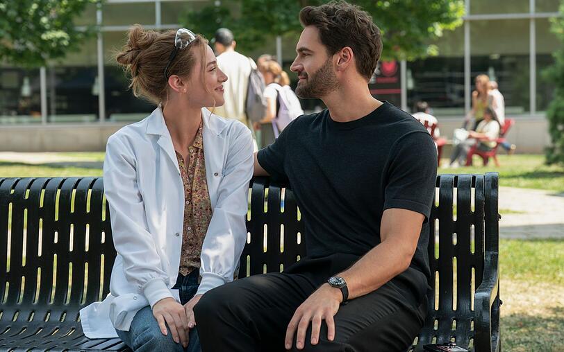 Alles nur Fake? Da sind sich Olive Smith (Lili Reinhart) und Professor Adam Carlsen (Tom Bateman) in der Bestseller-Verfilmung "Die theoretische Unwahrscheinlichkeit von Liebe" irgendwann selbst nicht mehr so sicher. Alles nur Fake? Da sind sich Olive Smith (Lili Reinhart) und Professor Adam Carlsen (Tom Bateman) in der Bestseller-Verfilmung "Die theoretische Unwahrscheinlichkeit von Liebe" irgendwann selbst nicht mehr so sicher.