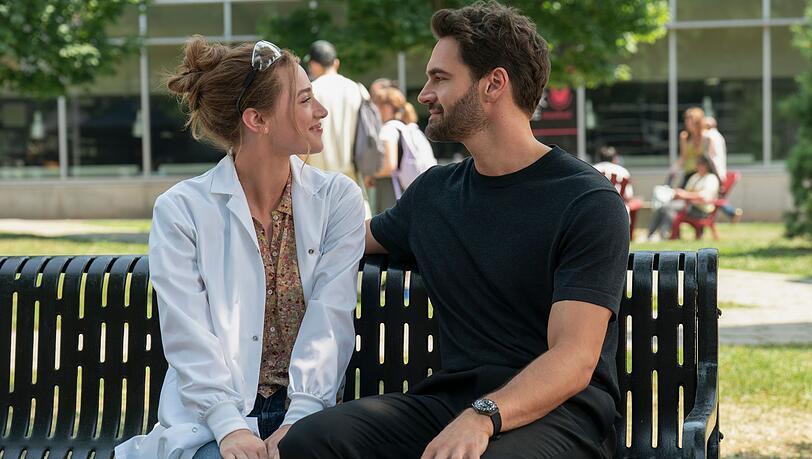 Alles nur Fake? Da sind sich Olive Smith (Lili Reinhart) und Professor Adam Carlsen (Tom Bateman) in der Bestseller-Verfilmung "Die theoretische Unwahrscheinlichkeit von Liebe" irgendwann selbst nicht mehr so sicher. Alles nur Fake? Da sind sich Olive Smith (Lili Reinhart) und Professor Adam Carlsen (Tom Bateman) in der Bestseller-Verfilmung "Die theoretische Unwahrscheinlichkeit von Liebe" irgendwann selbst nicht mehr so sicher.