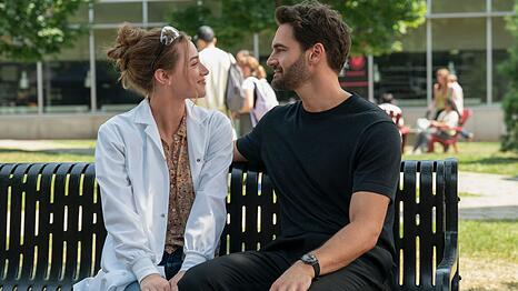 Alles nur Fake? Da sind sich Olive Smith (Lili Reinhart) und Professor Adam Carlsen (Tom Bateman)  in der Bestseller-Verfilmung "Die theoretische Unwahrscheinlichkeit von Liebe" irgendwann selbst nicht mehr so sicher.