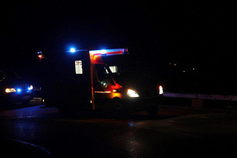 Hier hängt ein Golf über dem Abgrund: Riesen Glück hatte eine Frau aus dem Landkreis München. Der Wagen flog aus der Kurve und blieb kurz vor einem 50-Meter-Abgrund stehen. Um ein Haar wäre die Frau abgestürzt. Die Bilder