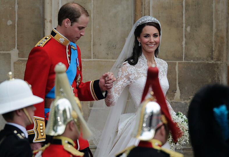 William geleitet seine Kate aus der Kirche.g