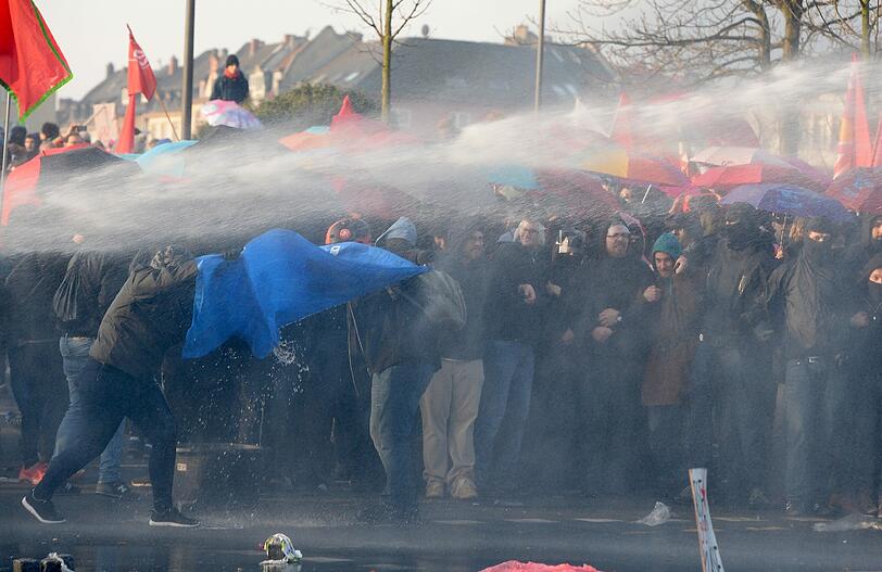 Der Protesttag der kapitalismuskritischen Blockupy-Bewegung hat in Frankfurt mit einer Welle der Gewalt begonnen