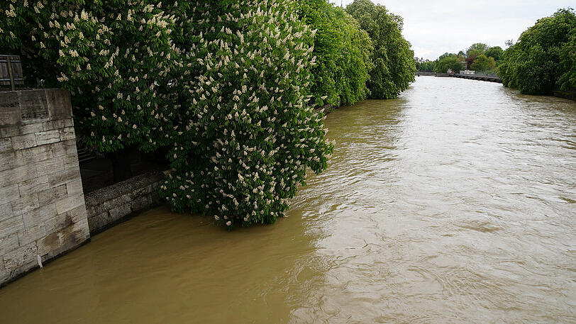 Schmutzigbraun wälzt sich die Brühe am Müllerschen Volksbad vorbei, auch der Kanal ist voll.
