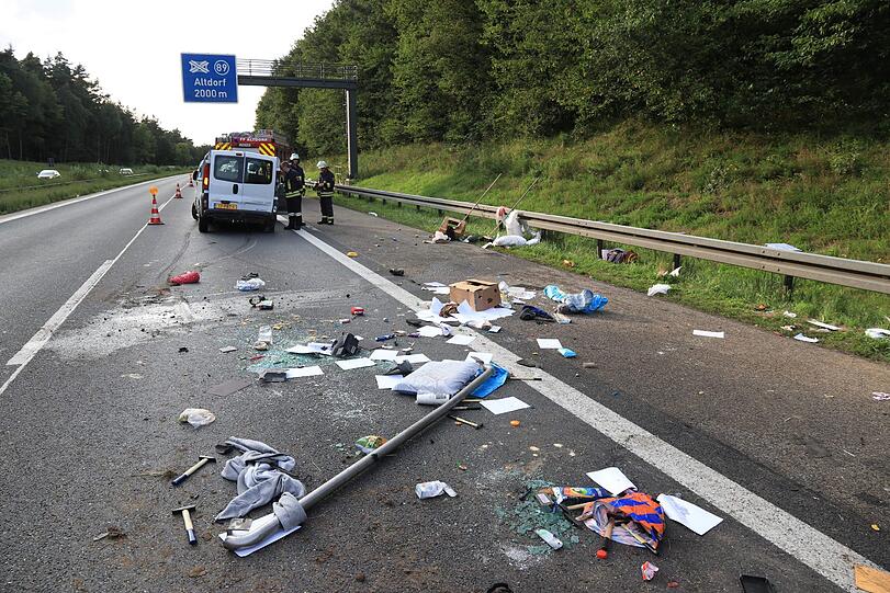 Tragisches Ende einer Heimreise für eine Reisegruppe aus den Niederlanden: Ein 19-Jähriger stirbt, Schaulustige halten die Szenen mit ihren Smartphones fest. Die Polizei greift ein.