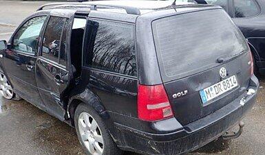 Die Täter waren auf der Flucht in einen Unfall verwickelt. Der Schaden ist auf der linken Seite des VW zu sehen.