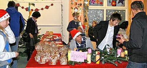 Bei ihrer Weihnachtsfeier verkauften die Sabel Realschüler Kuchen und Weihnachtsschmuck und sammelten für aidskranke Waisen in Kapstadt.