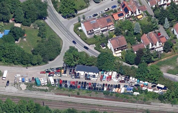 Der Autohandel an der Georg-Böhmer-Straße 1 ärgert den Bezirksausschuss.