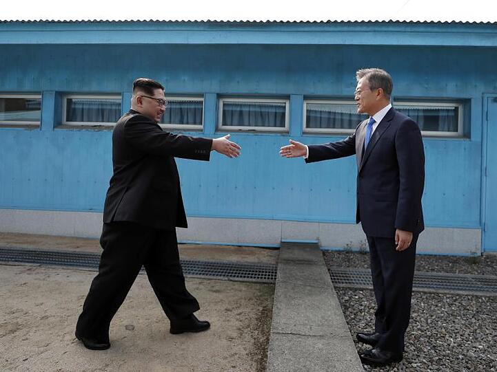 Tauwetter zwischen Nord- und Südkorea: Machthaber Kim Jong Un (l.) und der südkoreanische Präsident Moon Jae In vor neun Monaten bei ihrem historischen Treffen an der Grenze.