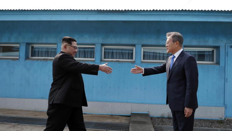Tauwetter zwischen Nord- und Südkorea: Machthaber Kim Jong Un (l.) und der südkoreanische Präsident Moon Jae In vor neun Monaten bei ihrem historischen Treffen an der Grenze. Tauwetter zwischen Nord- und Südkorea: Machthaber Kim Jong Un (l.) und der südkoreanische Präsident Moon Jae In vor neun Monaten bei ihrem historischen Treffen an der Grenze.