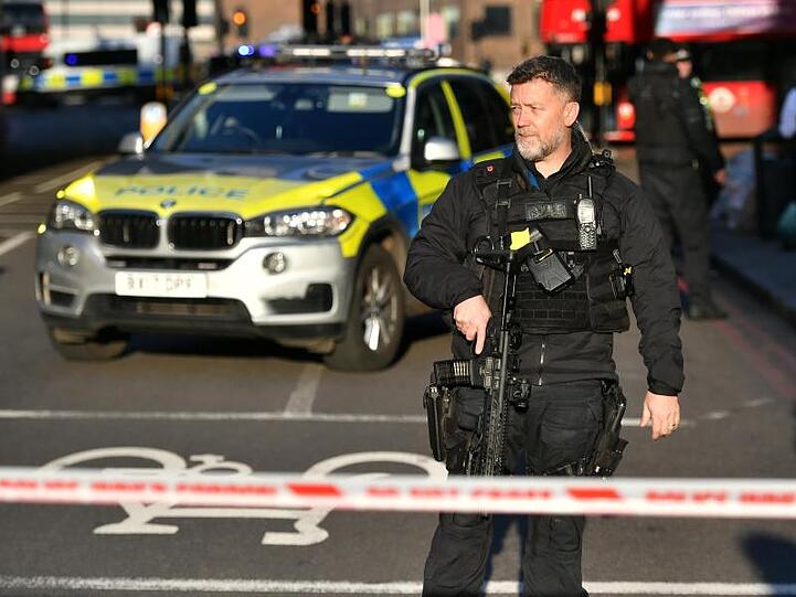 Ein Polizist am Tatort auf der London Bridge im Zentrum Londons.